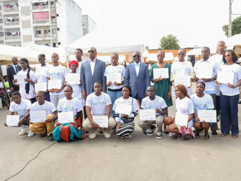 Stages d’immersion 2025 : Plus de 1 200 jeunes reçoivent leurs attestations de fin de stage en présence du Maire Adama BICTOGO.