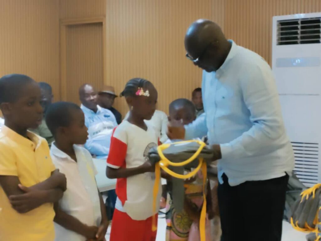 Rentrée scolaire 2025-2026 : Le Maire Adama BICTOGO distribue des kits scolaires aux 280 meilleurs écoliers des «Cours de vacances gratuits 2025»